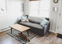 Waterfront Cottage With Marina Access - Charlestown - Living room