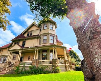 The Eden Hall Inn - שרלוטאון - בניין