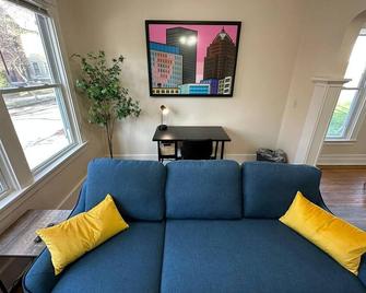 House Near Strong & Rgh - Rochester - Living room