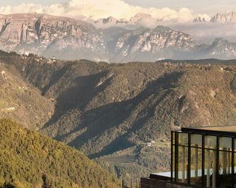 Hotel Saltus - San Genesio Atesino/Jenesien - Balkon