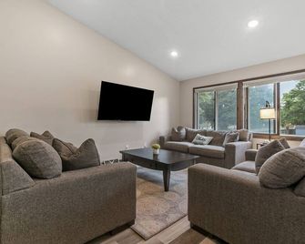 Modern 4br Firepit Grill 2mi Nsc Pet-Friendly! - Blaine - Sala de estar