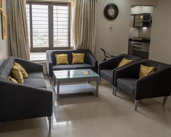 1bhk By Tripvillas Holiday Homes - Lavasa - Living room