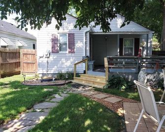 Cozy 2-bedroom bungalow with AC and WiFi in charming Springfield - Springfield - Patio