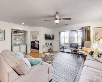 Condo with Golf Course Views Less Than 1 Mi to Sunset Beach! - Sunset Beach - Living room