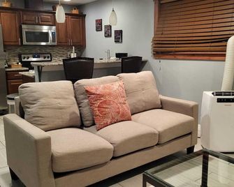 Renovated Guest House with Private Entrance and Parking – Perfectly Located! - Spokane - Living room