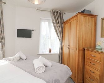 Admiral's Quarter Apartment 4 - Weymouth - Bedroom