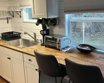 1-bedroom cabin located at The Market & Drinkery. 11 miles North from NRG bridge - Mount Lookout - Kitchen