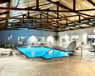 Microtel Inn & Suites by Wyndham Quincy Downtown/River Area - Quincy - Piscina