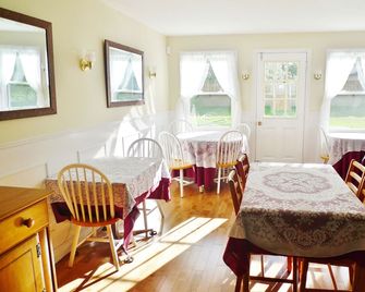 Cavendish Breeze Inn - Cavendish - Dining room