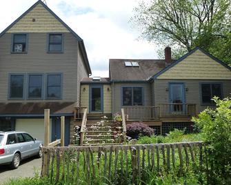 Spacious townhouse with hot tub! - Trumansburg - Building