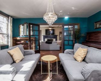 Cottage On Main- In The Heart Of Weston - Weston - Sala de estar