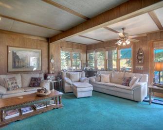 Large Lake Retreat, Pets Allowed, Perfect For Family's! - Bayfield - Sala de estar