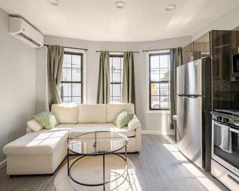 Modern Apartment in Black Rock- - Bridgeport - Living room