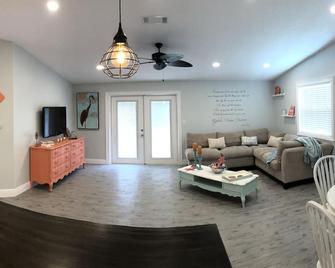 Welcome to BonaVista Beach House great for couples and families - Oldsmar - Living room