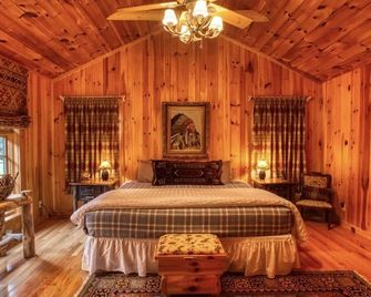 Nature at it's Best!! Cozy Cabin with Old World Charm!!! Pets are considered. - Lake Placid - Bedroom