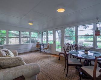 Fall- almost here! Cooler temps, Fall Festivals. Book while dates available! - Malakoff - Sala de estar