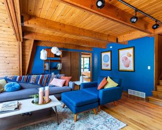 Mid-Century Masterpiece on Secluded 18-Acre Woods - Whitewater - Living room