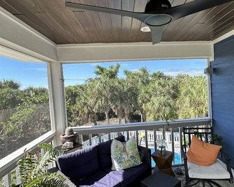 Upgraded beach house located just steps away from the beach. Pool and Hot tub. - Captiva - Balcón
