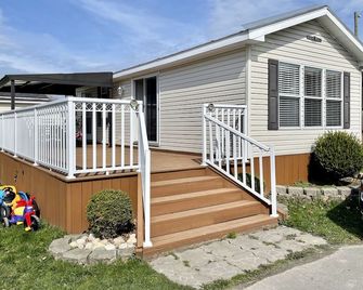 Delightful 3 bedroom cottage in Sherkson Shores beach Retreat! - Port Colborne - Building