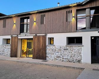 La Ferme des Hautins - Chambres -d'Hôtes - Ardiège - Building