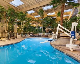 Concord Plaza Hotel - Concord - Pool