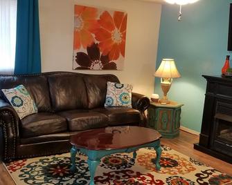 2 Person Jacuzzi Cozy Cottage (Entire House) - Nampa - Living room