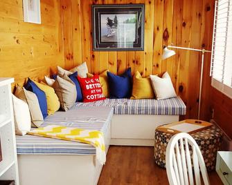 Renovated on HGTV Canada with a gorgeous boathouse deck - Roseneath - Living room
