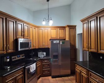 King Bed Suite W. Large Backyard, 2 Lvrms & 2 Fls - Lauderhill - Kitchen