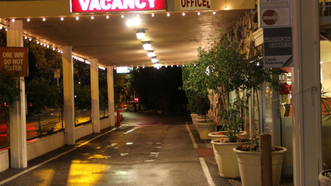 Caravelle Inn & Suites