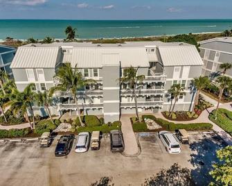 ON beach south seas resort king bed three twins top two floors sleeper sofa - Captiva - Building