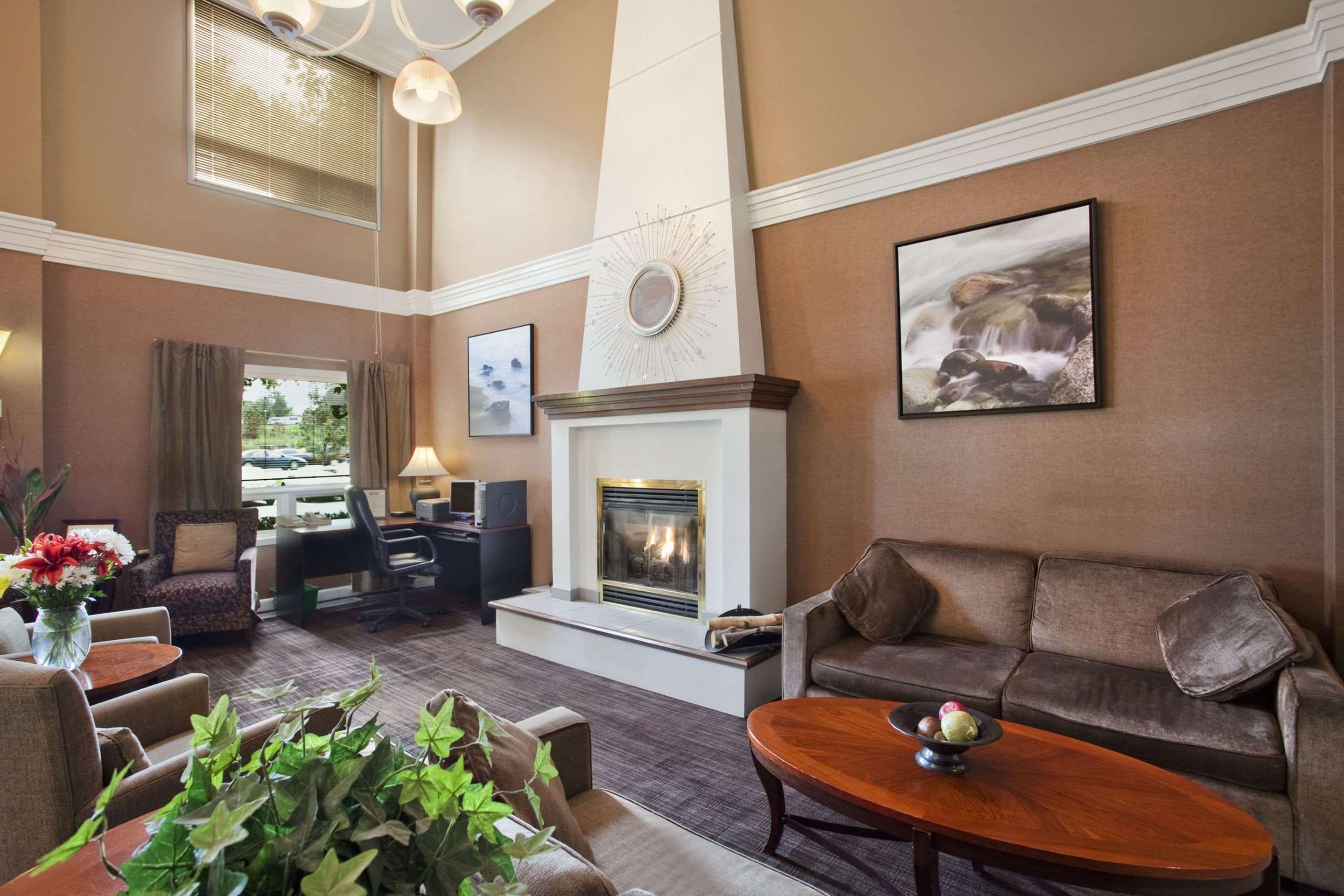 Travelodge Hotel by Wyndham Sudbury - Sudbury - Living room