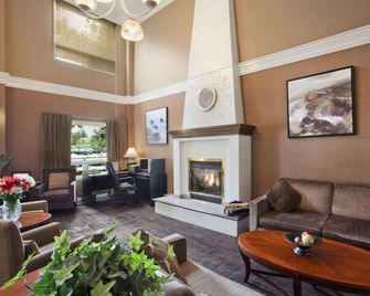 Travelodge Hotel by Wyndham Sudbury - Sudbury - Living room