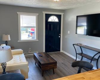 1 bedroom with office or 2nd bedroom - Kokomo - Living room
