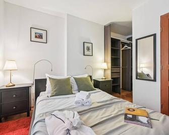 Chic 1BR Apartment near Eiffel Tower - Paris - Bedroom