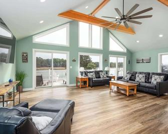 Grays Inn Creek Waterfront Pvt. Dock Kayaks & View - Rock Hall - Living room