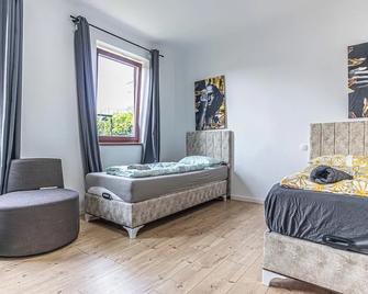 Cozy 3BR Apt with Garden Sleeps 10 - Vienna - Bedroom
