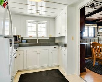 Walk to Beach: Catalina Gem w/ Deck! - Avalon - Cuisine