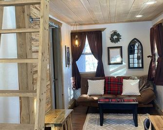 The Nun's Cabin: Historic Tiny House on the Bigfork River - Bigfork - Living room