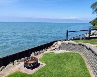 Lake Erie & Epic Wineries - Amherstburg - Beach