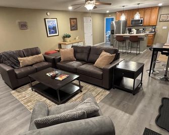 2-bedroom apartment in Jones Mill near Seven Springs and Hidden Valley - Jones Mills - Living room