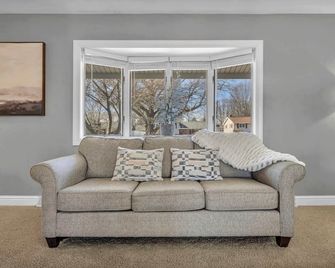 Fenced backyard - Pets OK - 3 Bd 3 Ba - Mayfield Heights - Living room