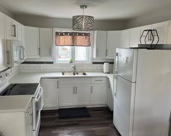 Bright and Spacious condo located across from Red Shores Casino. Charlottetown. - Charlottetown - Kitchen