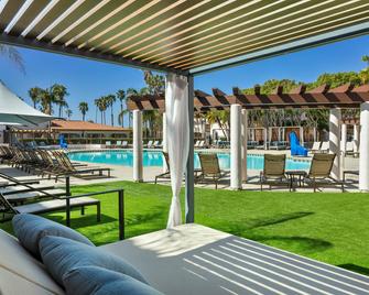 Hilton Santa Barbara Beachfront Resort - Santa Barbara - Pool