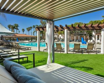 Hilton Santa Barbara Beachfront Resort - Santa Bárbara - Pileta