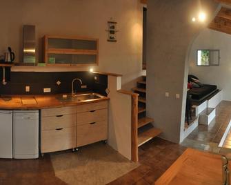 Old, renovated Cévennes farmhouse dependence on a wild and privileged site - Bez-et-Esparon - Kitchen