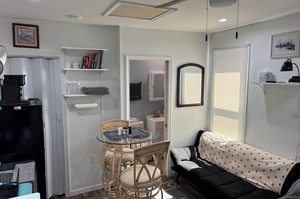 Charming 1-bedroom cottage with AC, WiFi in downtown Hanover, PA - Hanover - Living room