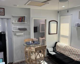 Charming 1-bedroom cottage with AC, WiFi in downtown Hanover, PA - Hanover - Living room