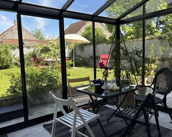 Charming house with enclosed garden, pets allowed in Charroux - Charroux - Patio