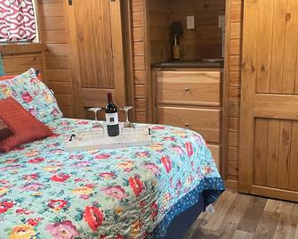 A&M Country Living Little Sunset - Navasota - Ložnice