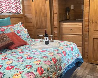 A&M Country Living Little Sunset - Navasota - Bedroom